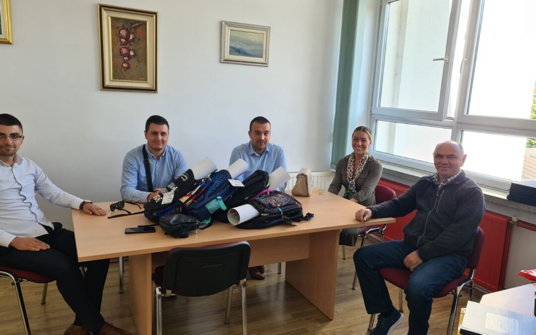 Uručene školske torbe, dar Udruge “Volim Vitez”
