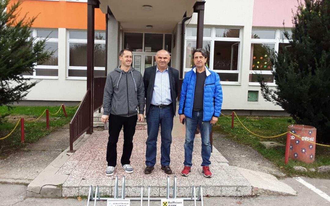Ispred škole postavljen stalak za bicikle